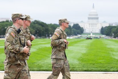 Miembros de la Guardia Nacional patrullan por la capital, Washington DC