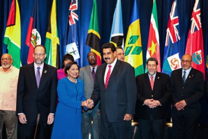 La primera ministra de Trinidad y Tobago, Kamla Persad-Bissessar junto a Nicolás Maduro en una reunión del Caricom (Archivo)
