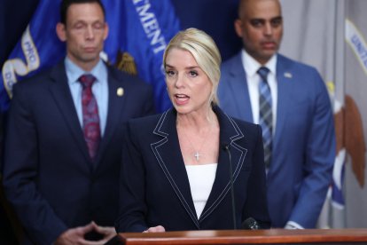 La Fiscal General Pam Bondi habla en una conferencia de prensa