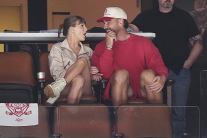 La cantante Taylor Swift, a la izquierda, y el jugador de fútbol americano de los Kansas City Chiefs Travis Kelce, delante a la derecha, disfrutan del tercer periodo del cuarto partido de la final de la Copa Stanley de la NHL entre los Edmonton Oilers y los Florida Panthers en Sunrise, Florida, el jueves 12 de junio de 2025.