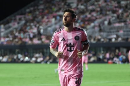 FT. LAUDERDALE, FL - AUGUST 27: Inter Miami forward Lionel Messi (10) jogs to take a corner kick during the match between Orlando City and Inter Miami CF on Wednesday, August 27, 2025 at Chase Stadium in Fort Lauderdale, Fla. (Credit Image: © Peter Joneleit/Icon SMI via ZUMA Press)