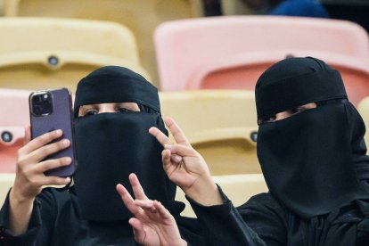 Women wearing niqab