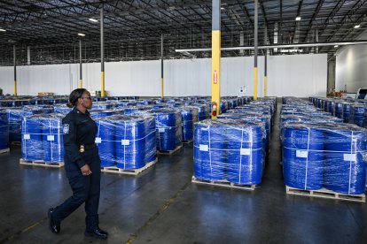 Incautan 13.000 barriles de químicos para drogas que iban de China a México