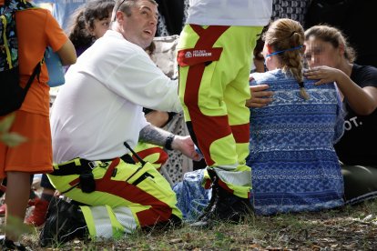 El personal de emergencias se ocupa de las víctimas