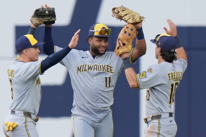 Isaac Collins, Jackson Chourio y Sal Frelick (10), de los Milwaukee Brewers, celebran la victoria sobre los Toronto Blue Jays durante un partido de la MLB disputado en Toronto el sábado 30 de agosto de 2025.