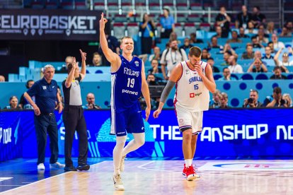 Doncic, cabizbajo, mientras los finlandeses celebran su victoria ante Serbia.