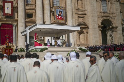 El papa León XIV celebra la misa de canonización de Carlo Acutis y Pier Giorgio Frassati en la plaza de San Pedro del Vaticano el domingo 7 de septiembre de 2025.