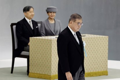 El primer ministro japonés, Shigeru Ishiba, en el centro, pasa junto al emperador Naruhito y la emperatriz Masako, tras pronunciar un discurso en  una ceremonia conmemorativa del 80.º aniversario de la derrota de Japón en la Segunda Guerra Mundial, celebrada en el Nippon Budokan el viernes 15 de agosto de 2025 en Tokio.