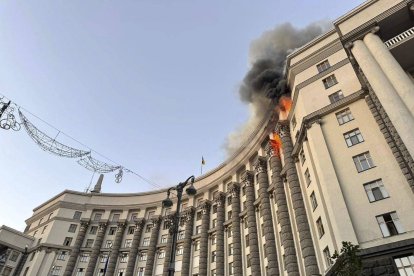 En esta foto proporcionada por el Servicio de Emergencias de Ucrania, se ve humo saliendo de un incendio en el edificio del Consejo de Ministros tras un ataque ruso en Kiev, Ucrania, el domingo.