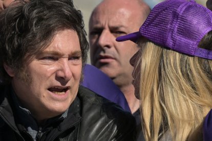 Javier Milei en una caravana de campaña/ Juan Mabromata