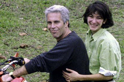 Ghislaine Maxwell y Jeffrey Epstein sobre una moto en una imagen de archivo