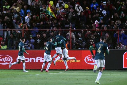 El delantero boliviano Miguel Terceros (3-i) celebra con sus compañeros tras anotarle a Brasil