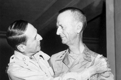 MacArthur greets Wainwright
