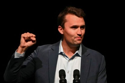 El activista político estadounidense Charlie Kirk durante un evento