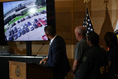 Autoridades observan un video durante una conferencia de prensa frente al Auditorio Doterra de la Universidad del Valle de Utah