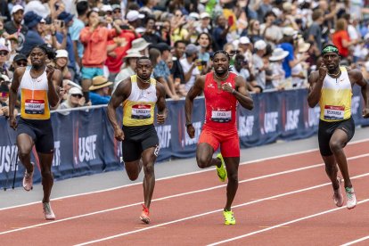 Noah Lyles (segundo empezando por la derecha), durante una competición