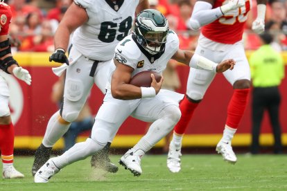 Jalen Hurts, de los Philadelphia Eagles, frente a los Kansas City Chiefs
