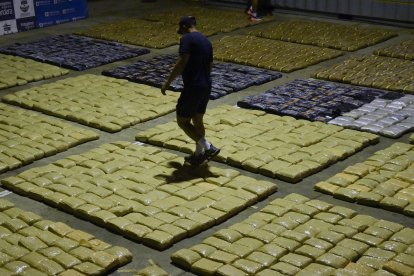 (FILES) Paquetes de droga incautados en territorio colombiano