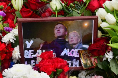 (Arhivo) Navalny y su esposa en una fotografía tributo tras la muerte del opositor ruso