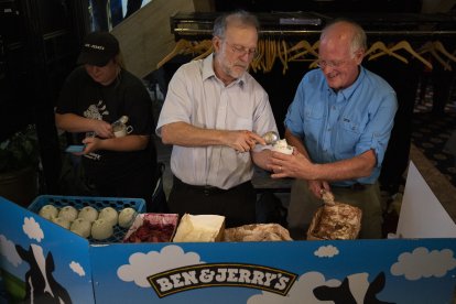 Los cofundadores de Ben & Jerry's, Ben Cohen (izquierda) y Jerry Greenfield, sirven el nuevo sabor de helado de Ben & Jerry's