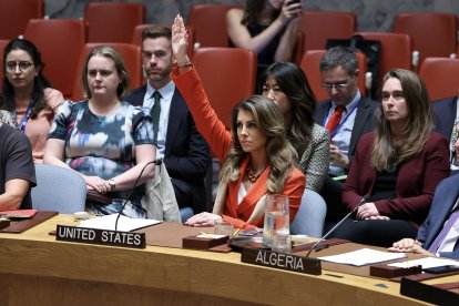 La enviada adjunta de Estados Unidos para Oriente Medio, Morgan Ortagus (C), levanta la mano para vetar un proyecto de resolución durante una reunión del Consejo de Seguridad de las Naciones Unidas sobre la situación en Gaza, en la sede de la ONU en Nueva York, el 18 de septiembre de 2025. El Consejo de Seguridad de la ONU tiene previsto votar la última petición de alto el fuego y de mayor acceso humanitario a Gaza, una medida apoyada por una mayoría que busca actuar a pesar de los repetidos vetos de Estados Unidos.