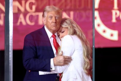 El presidente de Estados Unidos, Donald Trump, abraza a Erika Kirk, viuda de Charlie Kirk