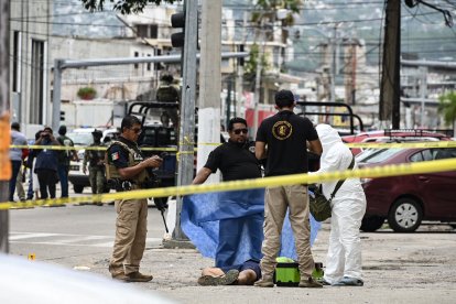 (Archivo) Agentes investigan escena del crimen en México