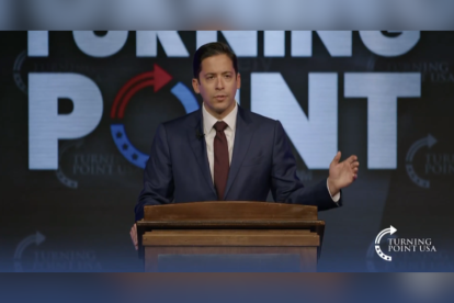 El presentador Michael Knowles protagonizando el primer evento de Turning Point USA tras el asesinato de Charlie Kirk