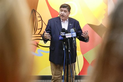 Illinois Governor JB Pritzker speaks at a press conference at the Metropolitan Peace Academy in Chicago, Illinois, on September 3, 2025 after meeting with leaders and volunteers from Community Violence Intervention (CVI) organizations across the Chicago area to discuss the progress of their programs in reducing crime and violence. US President Donald Trump said on September 2 that he will deploy National Guard troops to Chicago, calling the Democratic-run midwestern city a "hellhole" ravaged by gun crime. (Photo by KAMIL KRZACZYNSKI / AFP)