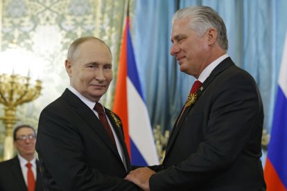 El presidente ruso Vladimir Putin y el dictador cubano Miguel Diaz-Canel