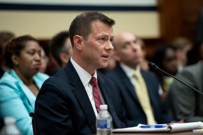 El subdirector adjunto del FBI, Peter Strzok, testifica sobre las acciones del FBI y del Departamento de Justicia durante las elecciones presidenciales de 2016 en una audiencia del comité conjunto de la Cámara de Representantes en el Capitolio, en Washington D. C., el 12 de julio de 2018.