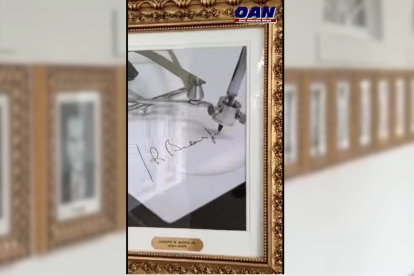 Imagen del Autopen en la Casa Blanca