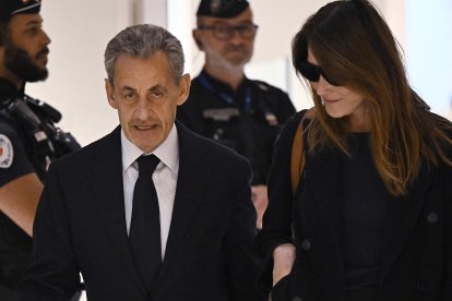 Expresidente francés Nicolas Sarkozy con su esposa Carla Bruni