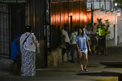 Venezolanos salen ante los temblores