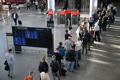 Pasajeros con sus vuelos atrasados en un aeropuerto de Dinamarca