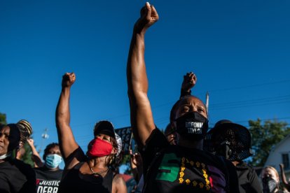 Manifestantes protestan frente a Churchill Downs como parte de la protesta «No Justice, No Derby» (Sin justicia, no hay Derby) el 5 de septiembre de 2020, día del Derby de Kentucky en Louisville, Kentucky. El 5 de septiembre de 2020.
