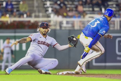 El jugador de los Cleveland Guardians, GABRIEL ARIAS, atrapa la pelota mientras el jugador de los Minnesota Twins, ROYCE LEWIS, roba la segunda base. Los Minnesota Twins y los Cleveland Guardians se enfrentaron en el Target Field el 19 de septiembre. Los Cleveland Guardians se alzaron con la victoria por 6-2.