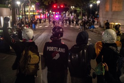 ¡Manifestantes chocan con oficiales de Protección Federal frente al Tribunal Mark O. Hatfield de los Estados Unidos el 26 de julio de 2020 en Portland, Oregón.
