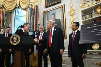 El presidente Donald Trump cierra acuerdo con el CEO de Pfizer Albert Bourla