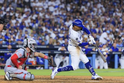 Mookie Betts (Dodgers de Los Angeles) batea frente a los Rojos de Cincinnati