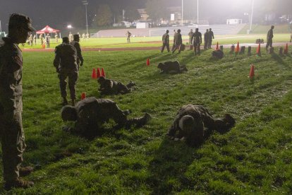 Soldados del Ejército de EE.UU., realizan un gateo bajo como parte de la evaluación de aptitud física experta durante las pruebas de la Insignia Médica de Campo Experta y la Insignia de Soldado Experto organizadas por el 21º Mando de Sustitución de Teatro en Baumholder, Alemania, 29 de septiembre de 2025.  El gateo bajo simula el movimiento bajo fuego, requiriendo que los soldados permanezcan agachados, se muevan rápido y mantengan la disciplina bajo presión.