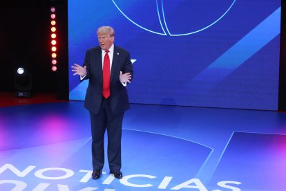 El candidato republicano a la presidencia Donald Trump asiste al Noticias Univision - Destino 2024 Town Hall en los estudios de Univision Florida el 16 de octubre de 2024 en Doral, Florida.