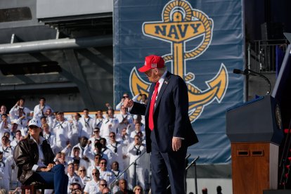 El presidente Donald Trump y la primera dama Melania Trump llegan durante la celebración del 250 aniversario de la Marina de los Estados Unidos a bordo del USS Harry S. Truman en la Estación Naval de Norfolk, el domingo 5 de octubre de 2025 en Norfolk, Virginia.