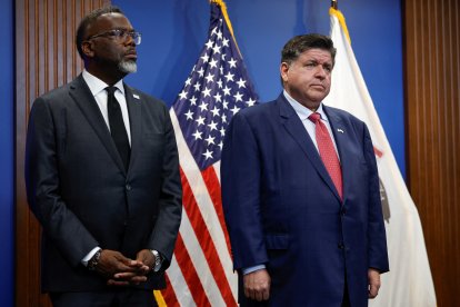 El alcalde de Chicago, Brandon Johnson (izquierda), junto al gobernador de Illinois, JB Pritzker (derecha), durante una rueda de prensa en medio de los informes sobre el despliegue federal en Chicago el 2 de septiembre de 2025 en Chicago, Illinois
