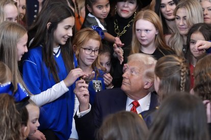 El presidente Donald Trump firma una orden ejecutiva para evitar que los varones biológicos compitan en deportes femeninos  (Archivo) (AP Photo/Alex Brandon)