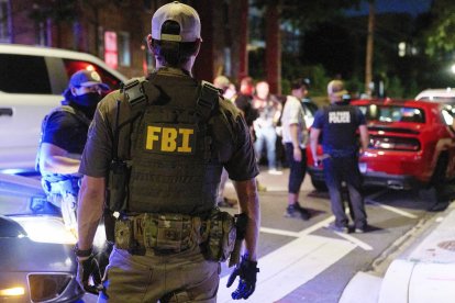 Agente del FBI custodia una escena del crimen