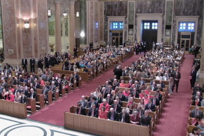 Captura de pantalla de un video de la catedral donde antes de que se celebrara la Misa Roja en la que se ve a los asistentes. Los jueces del Tribunal Supremo no participaron debido a preocupaciones por su seguridad.