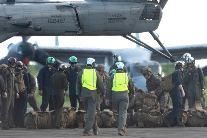 Los marines estadounidenses descargan equipo en Puerto Rico