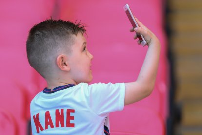 Un niño se fotografía con un celular. Imagen de archivo