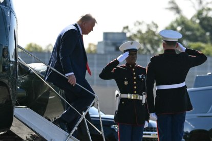 Trump desciende del Marine One al llegar al Centro Médico Militar Nacional Walter Reed